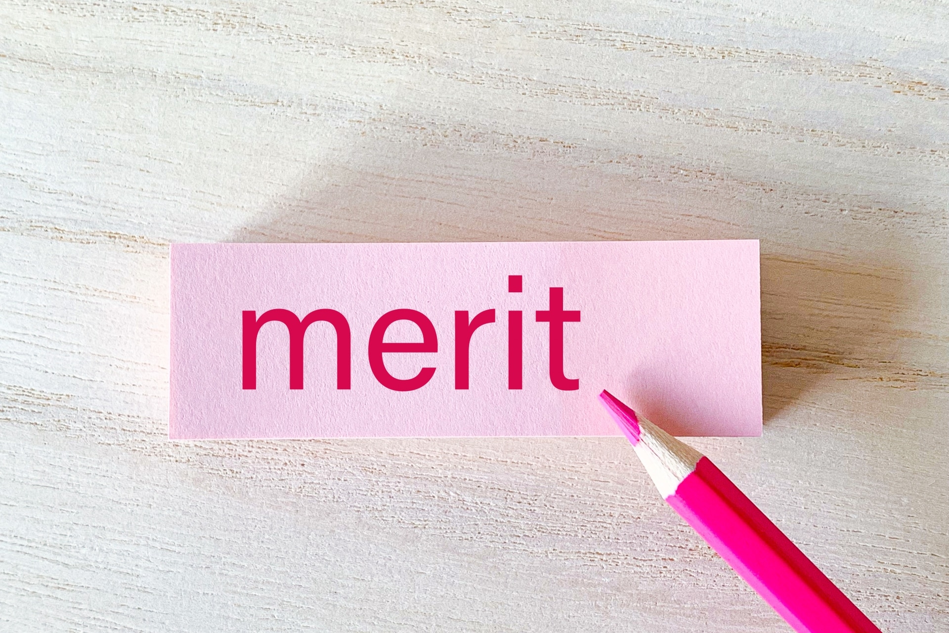 meritと書かれたピンク色の付箋
