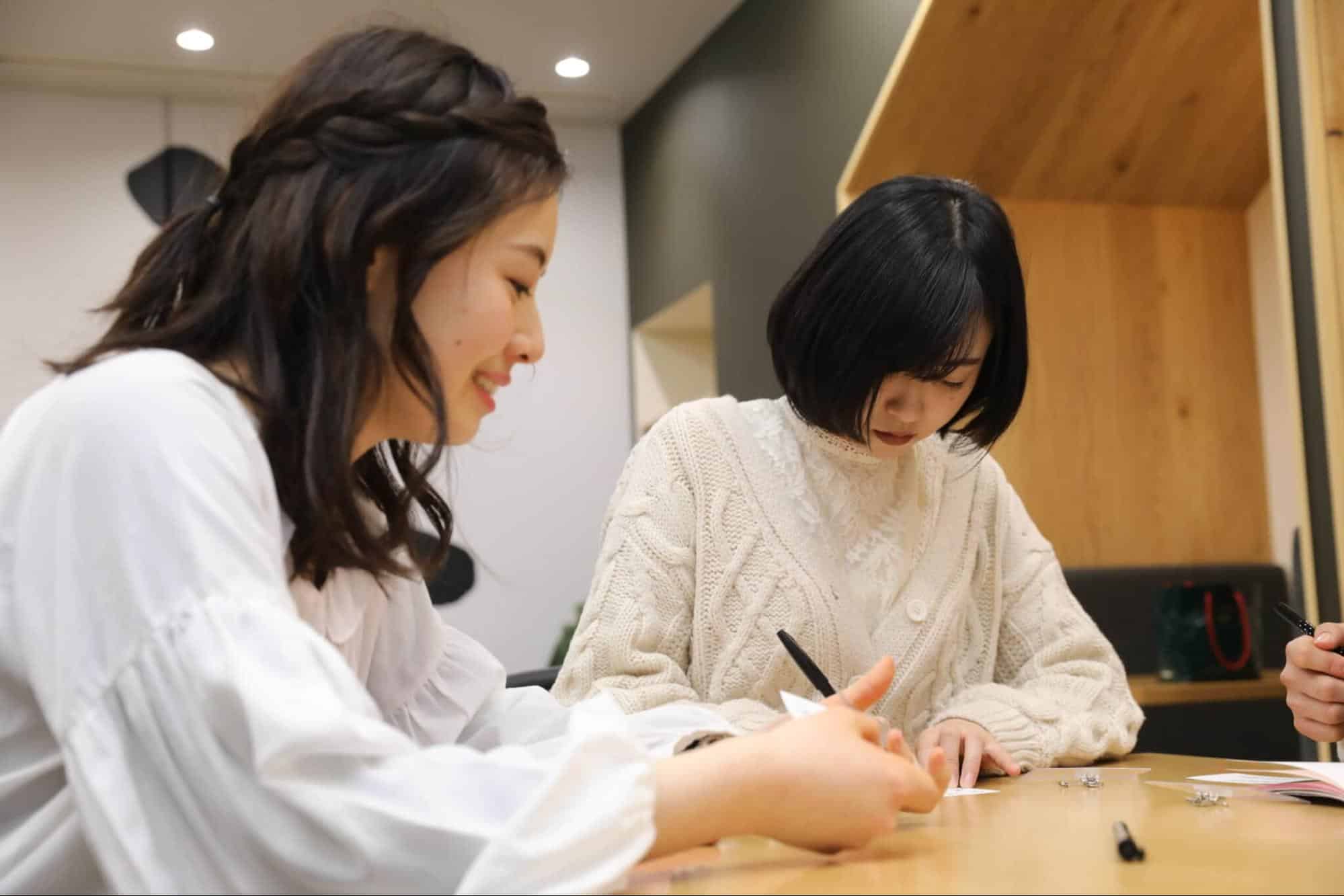 2人で机に向かって勉強する女性たち