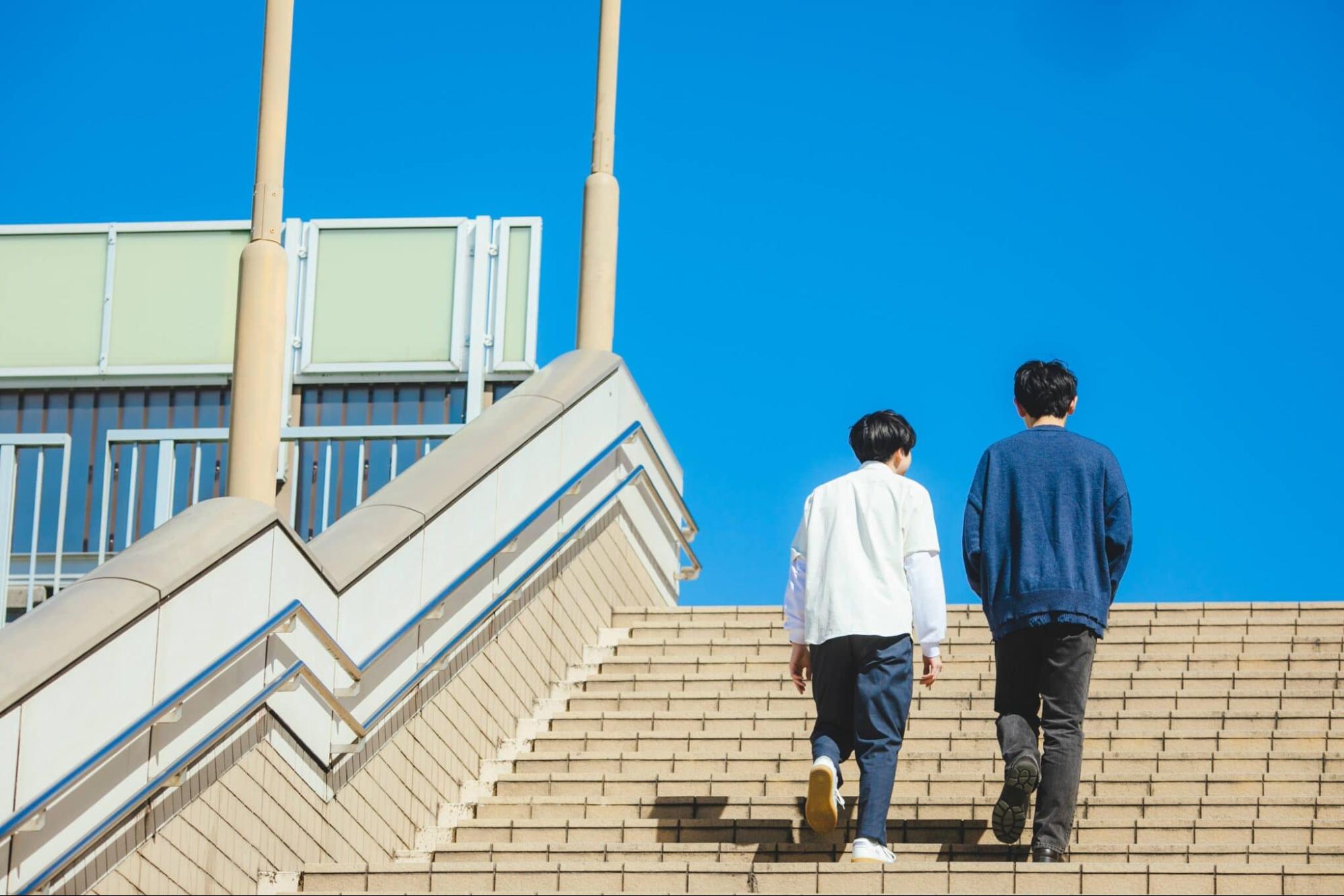 階段を登る大学生
