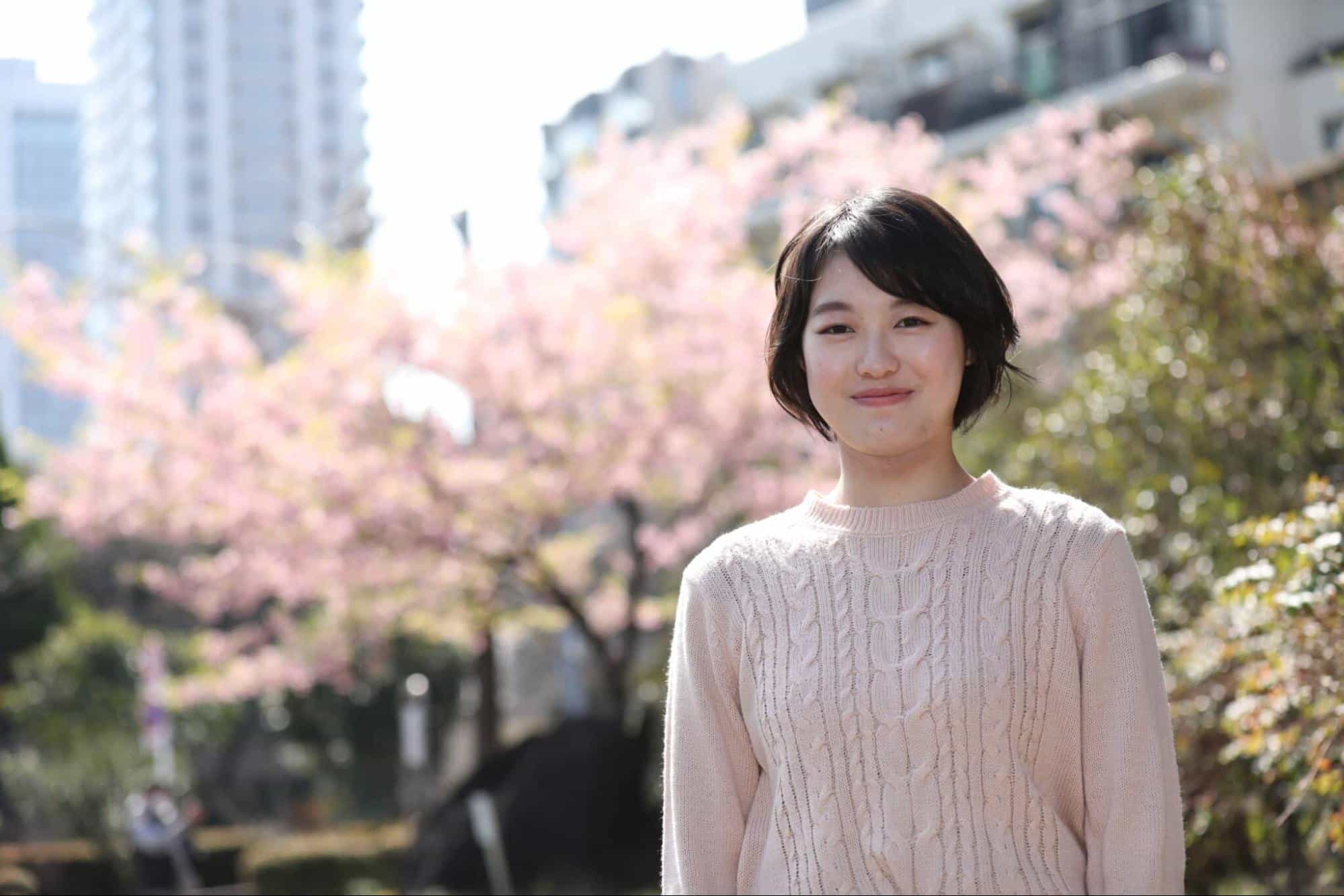 笑顔の女性 桜の背景
